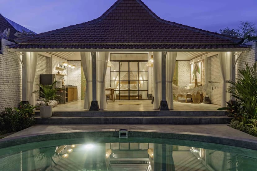 Villa Enam — Trendy villa with pool & outdoor bathtub