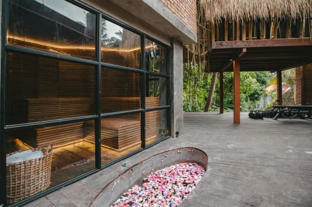 Villa Palem interior and grounds, photo 8 of 16